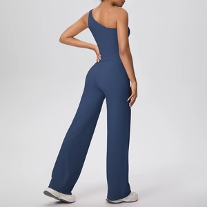 Détail du haut de yoga bleu marine à une épaule et du pantalon de sport large à taille haute