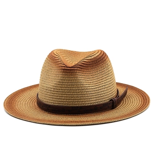 Dettaglio del cappello in paglia intrecciata sfumata con cinturino in pelle goffrata