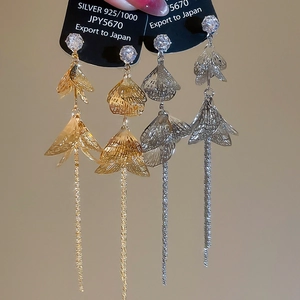 Vue détaillée des boucles d'oreilles en argent 925 avec pétales creux et franges