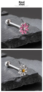 Détail macro du piercing langue marguerite 0,91 cm avec émail rose et blanc sur acier