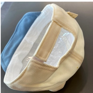 Gros plan détaillé de la casquette bébé en velours côtelé beige avec doublure bleue