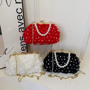 Sac coque en dentelle aux pétales de rose avec perles et chaîne en rouge et blanc