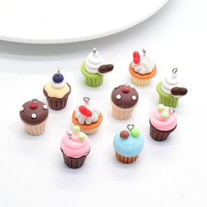 Set mit 10 Harz-Mini-Cupcake-Anhängern mit Fruchtbelag und Metallschlaufen für DIY