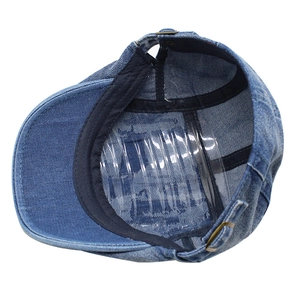 Dettaglio interno di un berretto in denim con fascia tergisudore e fibbia in metallo
