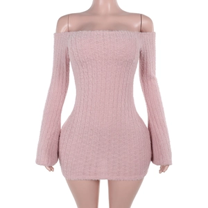 Détail de la robe en maille rose à épaules dénudées et manches longues avec texture pelucheuse