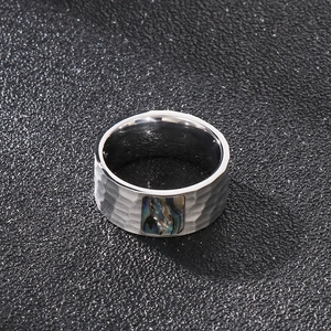 Détail de bague vintage en acier martelé avec incrustation de nacre d'abalone