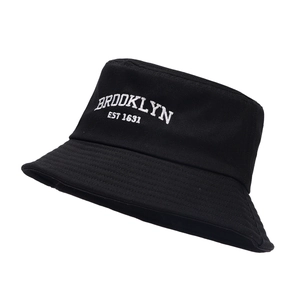 Cappello bucket classico nero in cotone con ricamo Brooklyn bianco su sfondo pulito