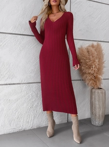 Détail de la robe élégante en maille bordeaux avec col en V et texture à côtes verticales