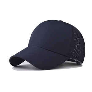 Berretto sportivo blu navy impermeabile con fori tagliati al laser e visiera curva