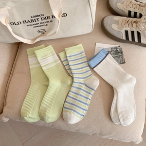 Détail du tissage en coton respirant pour chaussettes à rayures vertes et bleues
