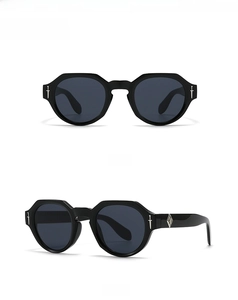Details von schwarzer schmaler Sonnenbrille mit silbernen Dolch-Metallelementen