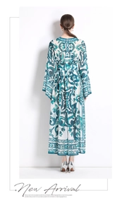 Vue arrière d'une robe bohème avec imprimé porcelaine vert et blanc et manches chauve-souris