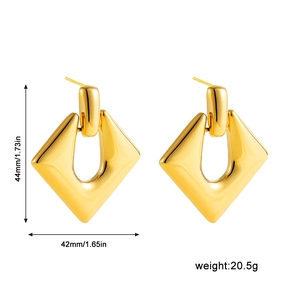Detailed view of 18K gold hollow rhombus earrings with size markings 44mm x 42mm
