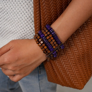 Dettaglio del bracciale largo in stile etnico con perline di cocco e perle viola