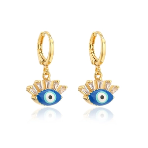 Nahaufnahme von vergoldeten Evil Eye Ohrringen mit blauem Emaille und Zirkonia Steinen