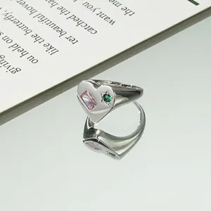 Minimalistischer Herzring mit rosa Zirkon und grünem Sternstein in Spiegelreflexion