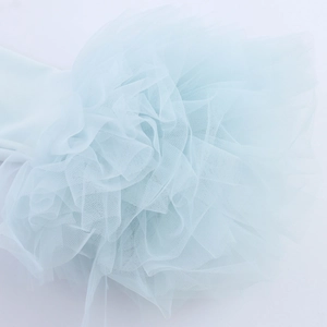 Abito in tulle azzurro con maniche a sbuffo e strati a balze per uno stile romantico