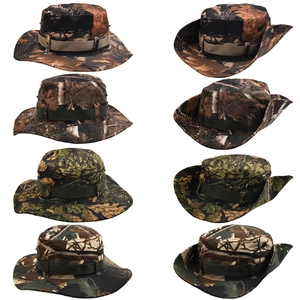 Dettaglio di quattro cappelli tattici mimetici a tesa larga con fori di ventilazione