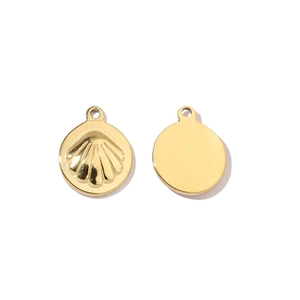 Vue détaillée du pendentif rond avec gaufrage de coquille et charme en or poli