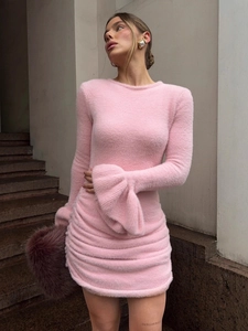 Robe moulante rose en maille duveteuse avec manches cloche et détails froncés chic