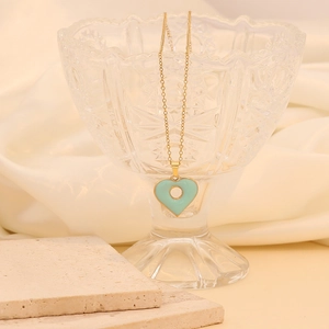 Collier élégant doré avec pendentif cœur émaillé vert menthe et design creux circulaire