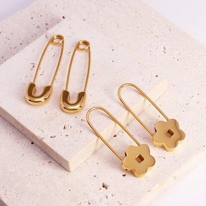 Set orecchini a spilla e fiore cavo in acciaio al titanio placcato oro 18K elegante