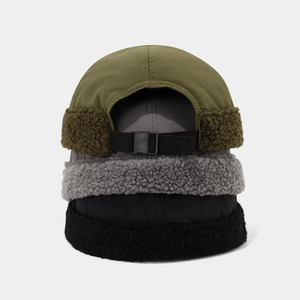 Berretto docker invernale con bordo in pile nei colori oliva, grigio e nero
