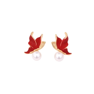 Élégantes boucles d'oreilles papillon plaquées or avec émail rouge et perles