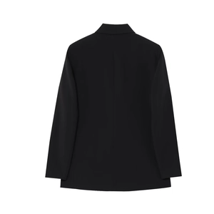 Vue arrière du blazer noir à double boutonnage avec épaulettes et coupe ajustée élégante