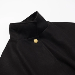 Eleganter schwarzer Wollcape-Mantel mit Stehkragen und goldenem Knopf-Detail am Hals