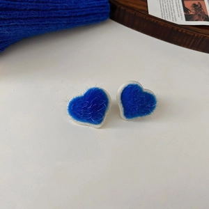 Orecchini a lobo a cuore minimalisti in velluto blu Klein con finitura floccata