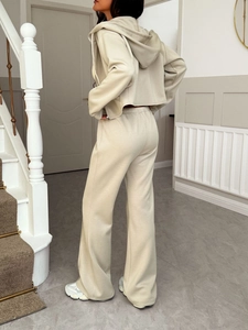 Vue arrière d'un ensemble de détente beige avec un sweat à capuche et pantalon large