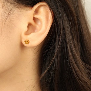 Boucles d'oreilles pattes de chat minimalistes en acier titane plaqué or 18 carats