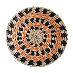 Decorazione murale boho intrecciata a mano con motivo a spirale arancione e nero