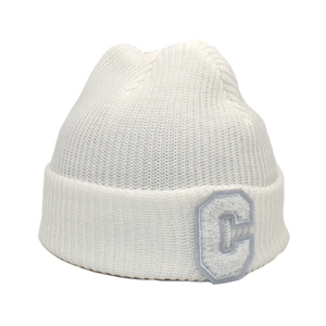 Détail du bonnet blanc en maille côtelée avec un grand patch lettre C en chenille