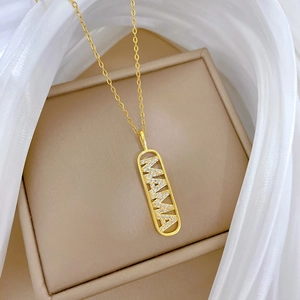 Collana MAMA dorata con pavé di cristalli su sfondo beige di scatola porta gioie