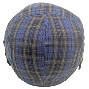 Détail des coutures arrière et du motif à carreaux classique sur la casquette plate