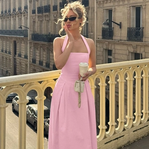 Dettaglio dell'abito rosa con scollo all'americana e vita alta su un balcone europeo