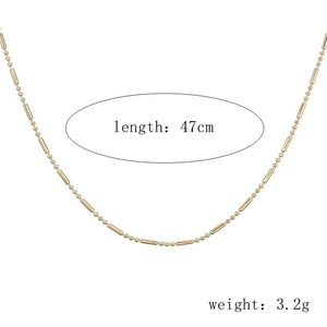 Details einer 47 cm langen goldenen Kette mit Perlen und Stäben, Gewicht 3,2 g, Weißer Grund