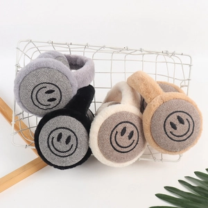 Paraorecchie pieghevoli in peluche per bambini con faccina sorridente per l'inverno.