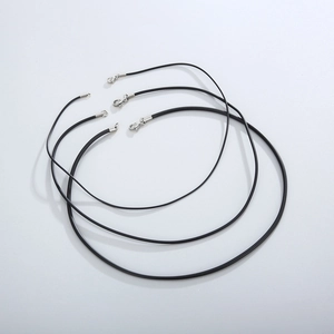 Détail de colliers en silicone noir avec fermoirs mousquetons en acier inoxydable de 45cm