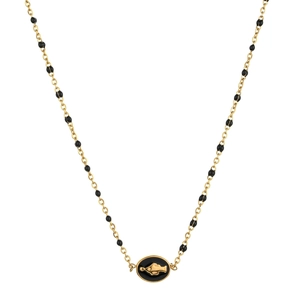 Détail du collier plaqué or avec perles noires et pendentif ovale gravé d'un oiseau