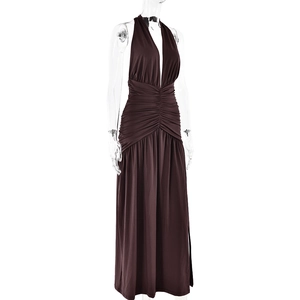 Détail de la robe longue dos nu marron avec tissu drapé et plis élégants