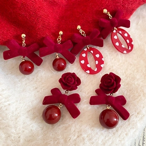 Détails des boucles d'oreilles nœuds rouges floqués avec fleurs et finitions dorées