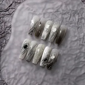 Primer plano de manicura gótica de Halloween con relieve de araña y purpurina plateada