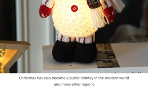 Nahaufnahme der leuchtenden Schneemann-Weihnachtsfigur mit roten Handschuhen und Strickmuster