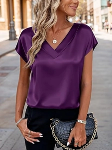 Detalle de una blusa de satén violeta oscuro con cuello en V y textura sedosa
