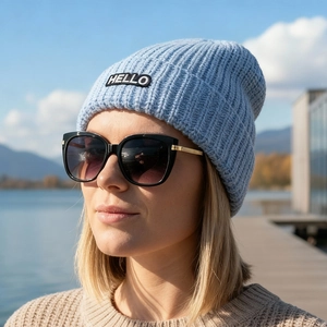 Bonnet En Tricot Beanie Acrylique Chaud Hiver Extérieur Décontracté Patch Hello Couleur Unie Pour Hommes Et Femmes