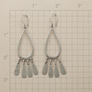 Pendientes minimalistas de gota de plata con borlas largas y diseño hueco estilo retro