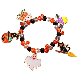 Detalle de pulsera de cuentas de Halloween con dijes de fantasma, calabaza y sombrero